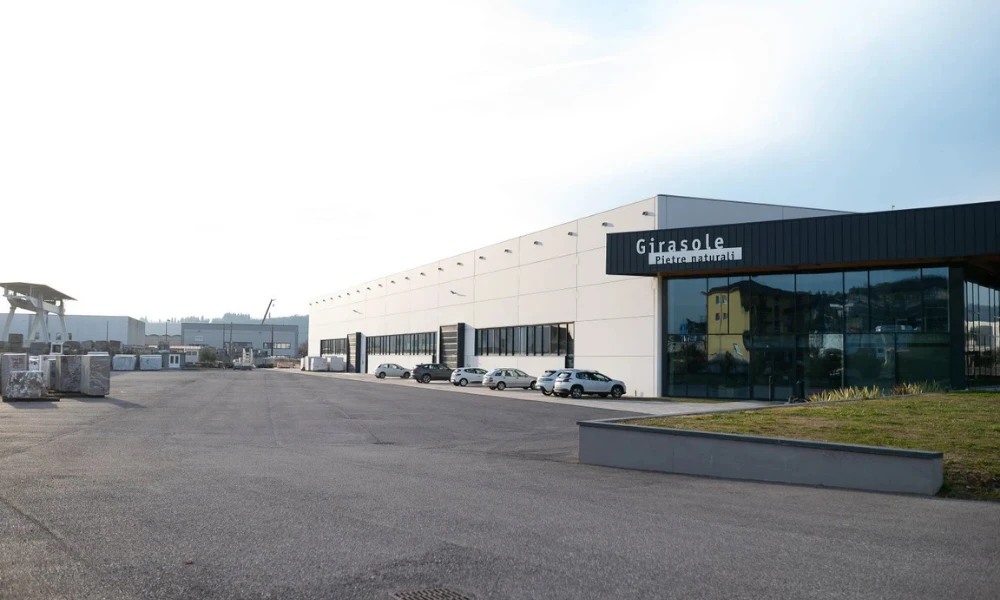 Sede esterna di Girasole Pietre Naturali, azienda di Verona specializzata nella produzione di marmo, onice, quarzite, travertino e limestone. 